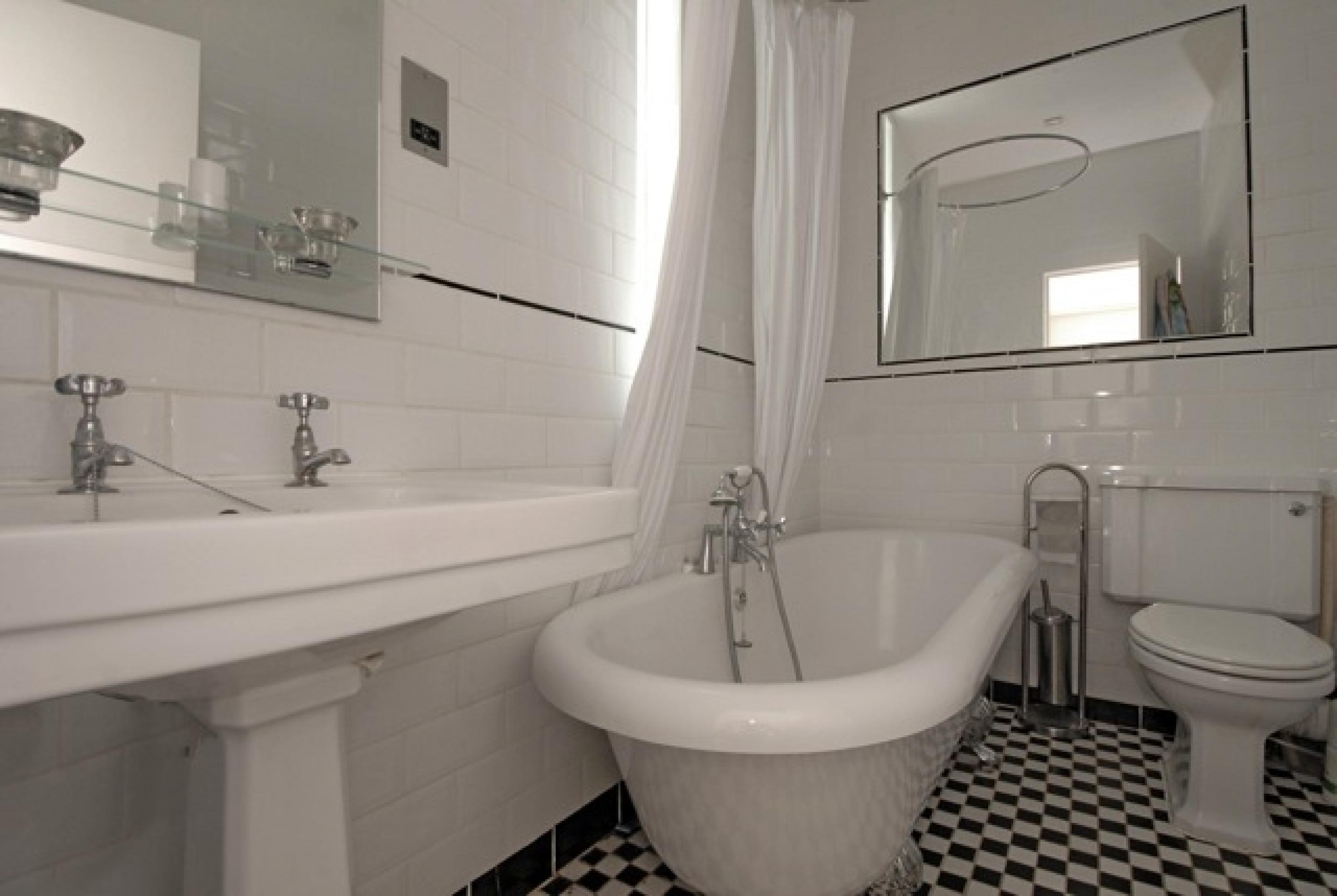 			2 Bedroom, 1 bath, 1 reception Flat			 Brondesbury Villas, QUEENS PARK NW6